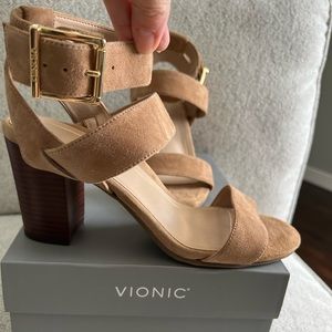 Vionic size 9 Sofia suede sandals in wheat/camel